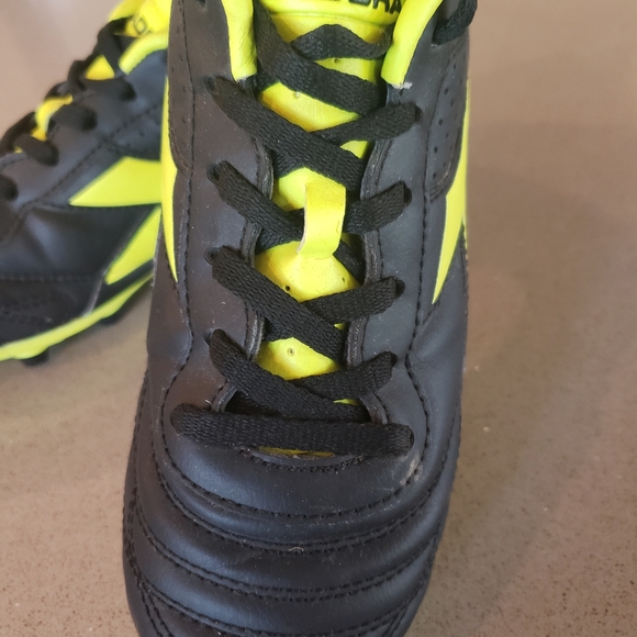 Diadora Soccer Cleats - Picture 3 of 4